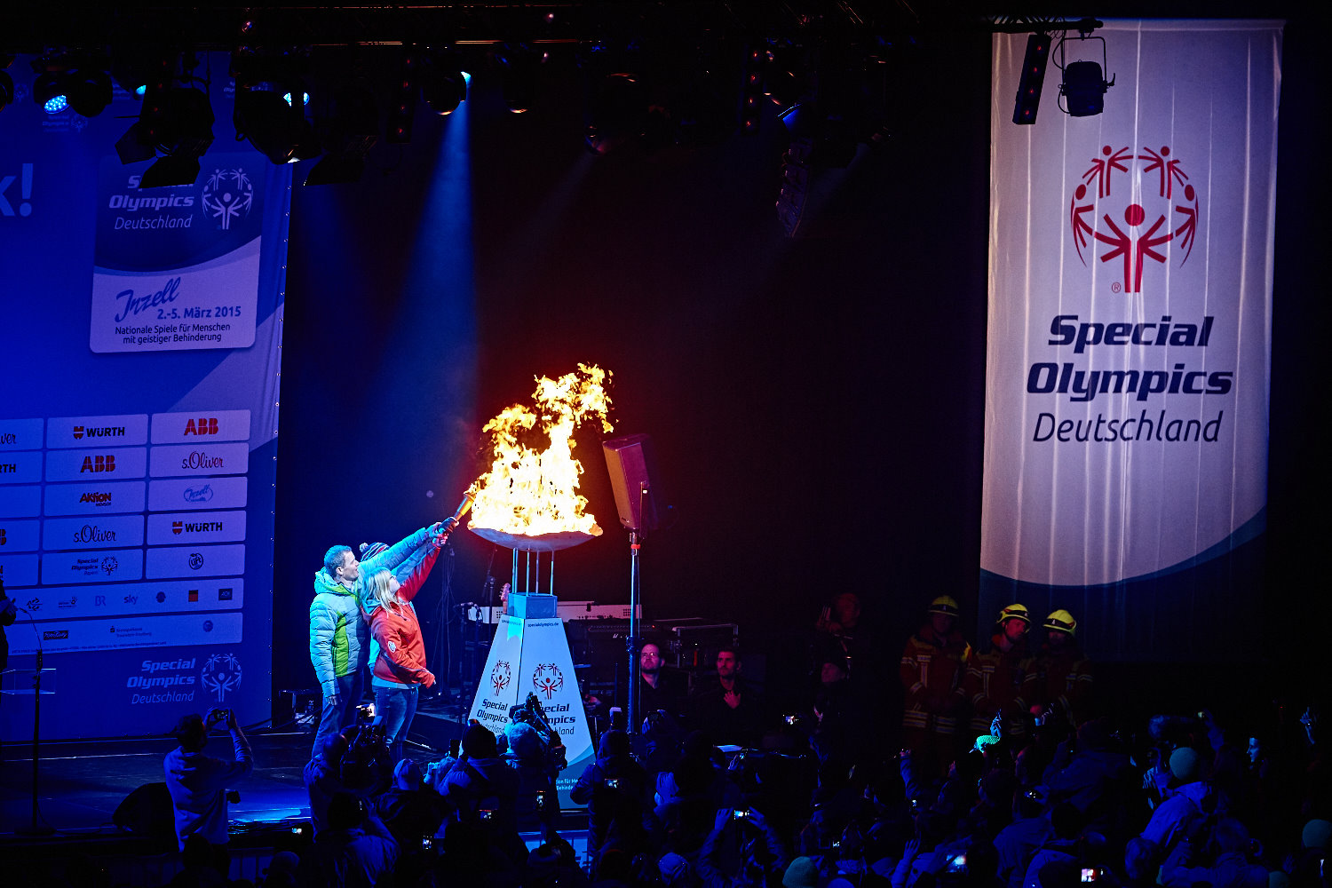 Die "Gesichter der Spiele" Tanja Kirsch, Stefan Birnbacher und Tobias Angerer entzünden das Special Olympics Feuer.