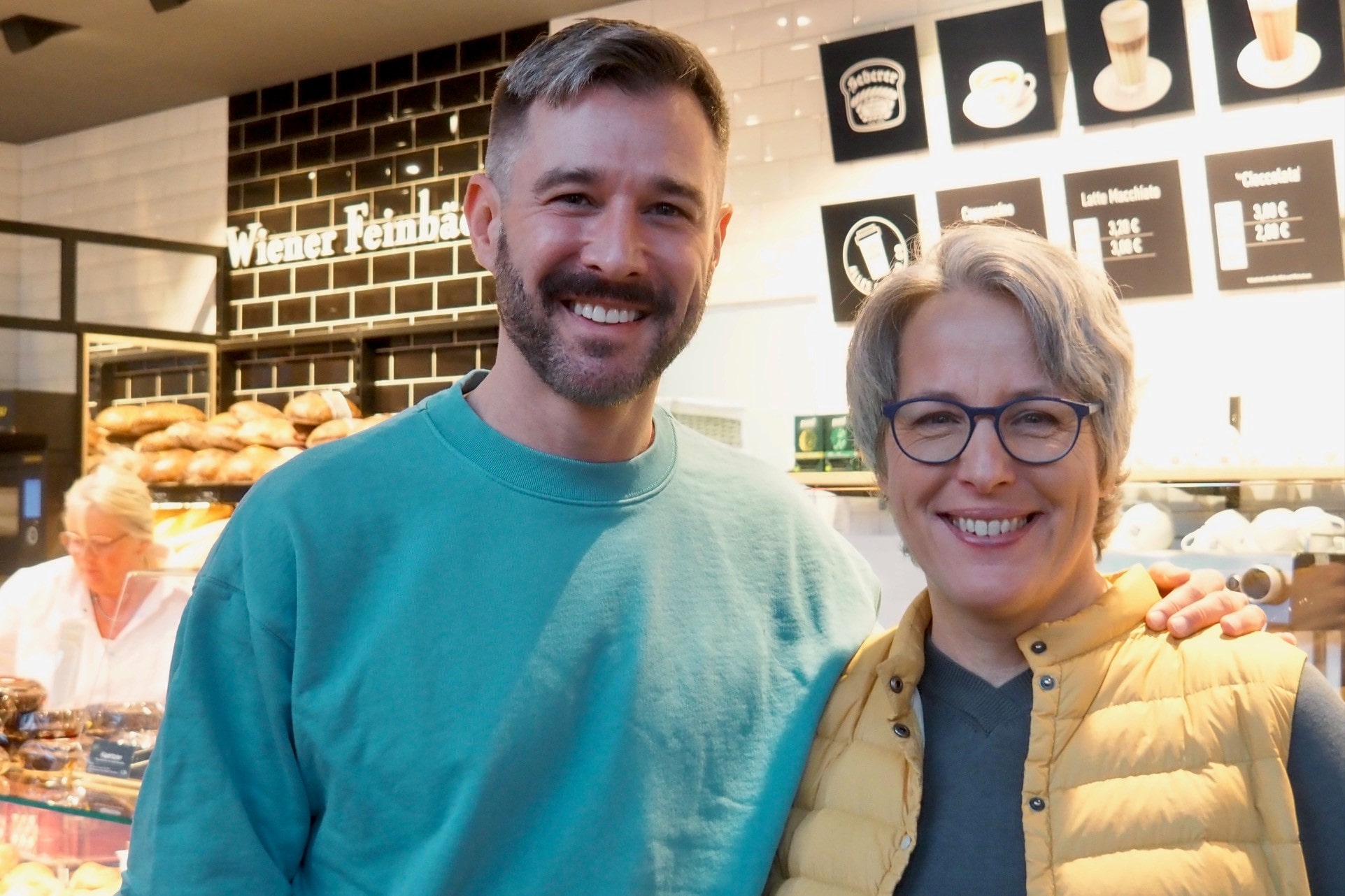  Beauftragte Claus und Kampangenbotschafter Jochen Schropp in der Wiender Feinbäckerei Heberer.