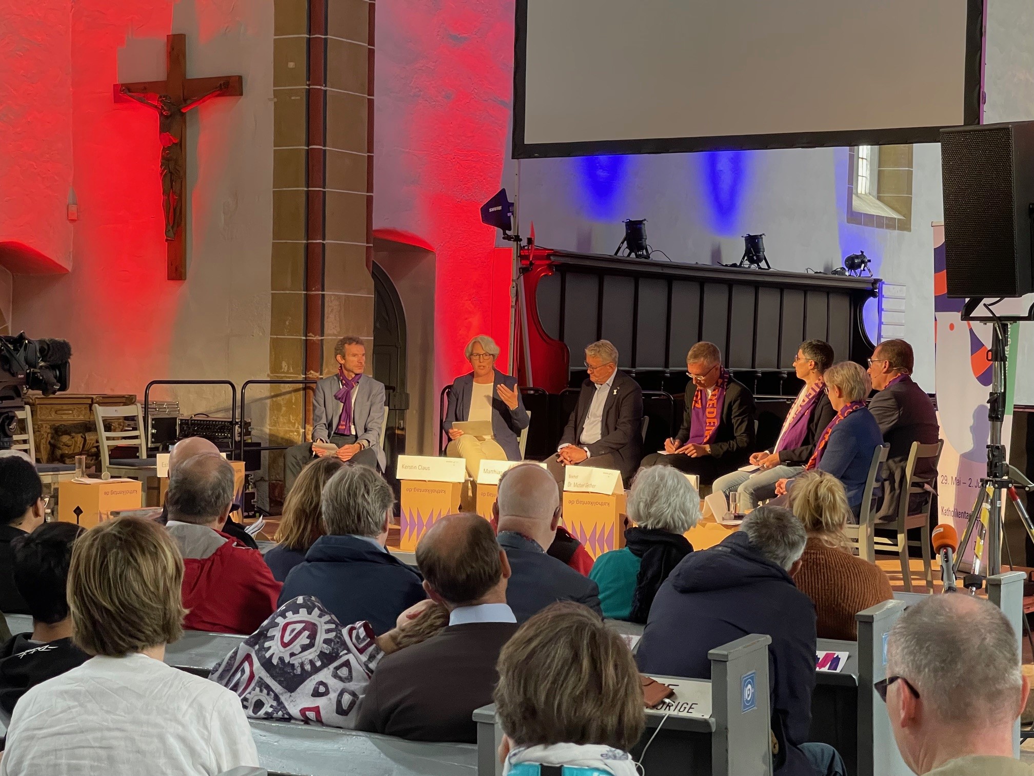 Kerstin Claus tauscht sich auf einer Podiumsdiskussion im Rahmen des 103. Katholikentages gemeinsam mit der Vorsitzenden der Unabhängigen Kommission für Anerkennungsleistungen aus.