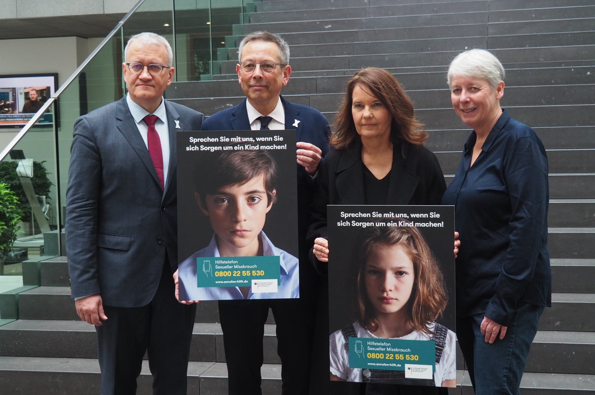 von links nach rechts: Mitglied der Aufarbeitungskommission Matthias Katsch, UBSKM Johannes-Wilhelm Rörig, Regisseurin Caroline Link und Leiterin des bundesweiten „Hilfetelefon Sexueller Missbrauch“ Silke Noack