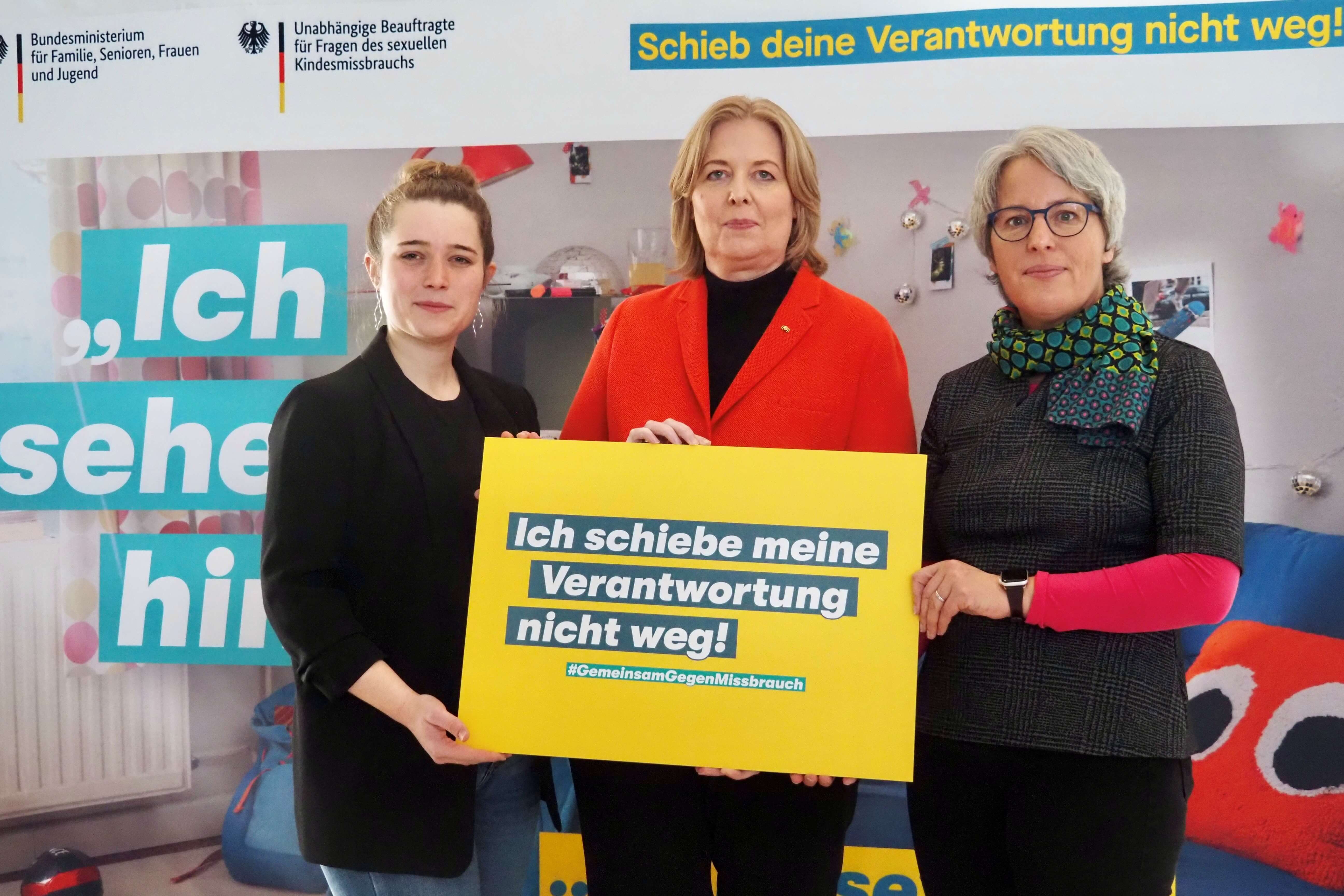 Drei Frauen mit einem Plakat: Ich schiebe meine Verantwortung nicht weg.