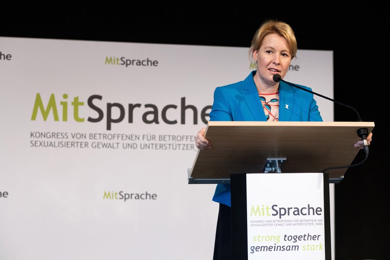 Das Foto zeigt die damalige Bundesfamilienministerin Franziska Giffey, wie sie auf dem MitSprache Kongress vom Podium aus eine Ansprache hält. Auf dem Redepult steht "MitSprache" und darunter das Motto des Kongresses "Stronger together – gemeinsam stark".