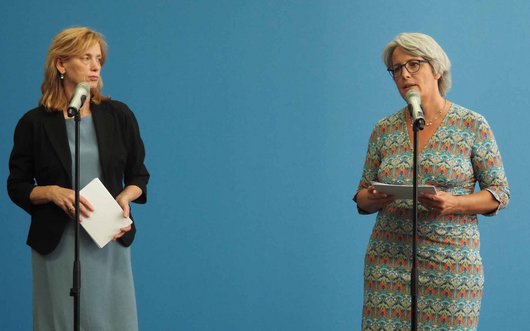 Kerstin Claus spricht bei Pressekonferenz