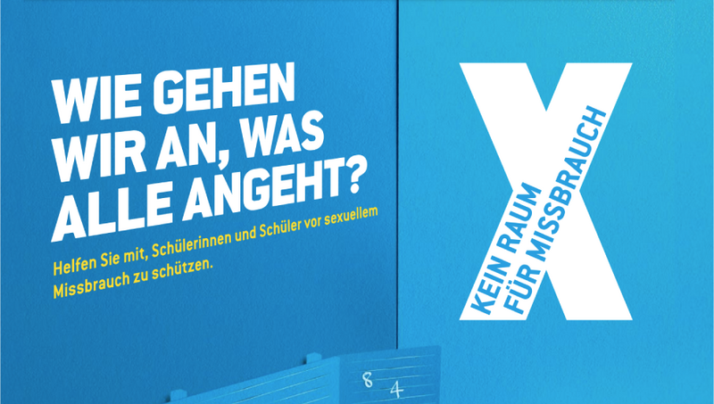 Die Grafik zeigt eine stilisierte Ecke in einem Klassenzimmer in blau, in dem eine Schultafel steht. An der linken Wand steht "Wie gehen wir an, was alle angeht? Helfen Sie mit, Schülerinnen und Schüler vor sexuellem Missbrauch zu schützen." An der rechten Wand ist das weiße X der Initiative "Kein Raum für Missbrauch" mit dem entsprechenden Schriftzug im X zu sehen.