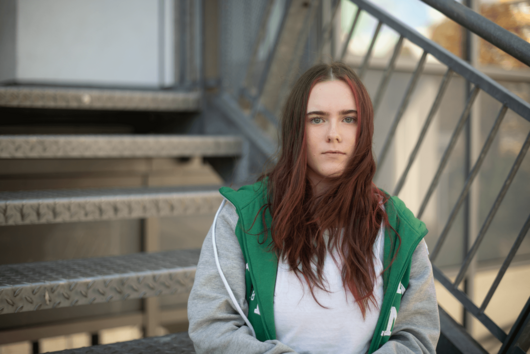 Junge Frau auf einer Treppe sitzend