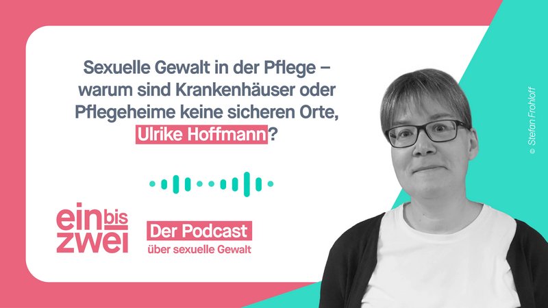 Eine Frau mittleren Alters in weißem T-Shirt und schwarzer Strickweste mit grau-melliertem Haar und Brille schaut frontal in die Kamera, neben ihr der Text Sexuelle Gewalt in der Pflege - warum sind Krankenhäuser oder Pflegeheime keine sicheren Orte, Ulrike Hoffmann?