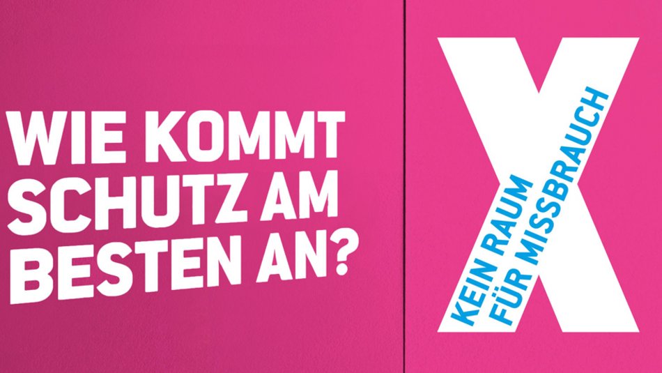 Eine Grafik auf pinkem Grund. Links steht geschrieben: "Wie kommt Schutz am besten an?" Rechts daneben ein weißes X, in dem geschrieben steht: "Kein Raum für Missbrauch".