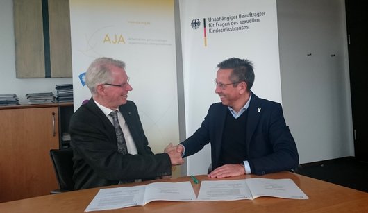 Arbeitskreis gemeinnütziger Jugendaustauschorganisationen AJA unterzeichnet Vereinbarung mit Missbrauchsbeauftragtem