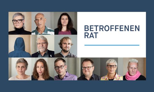 12 Portraits auf einer Fotowand mit dem Titel: Betroffenenrat