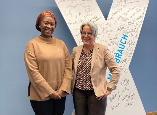 Missbrauchsbeauftragte Kerstin Claus und Mama Fatima Singhateh, UN-Sonderberichterstatterin