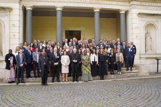 Gruppenbild der Teilnehmenden der Internationalen Konferenz im Vatikan zu Risiken und Chancen in der digitalen Welt vor einem historischen Gebäude in Vatikanstadt