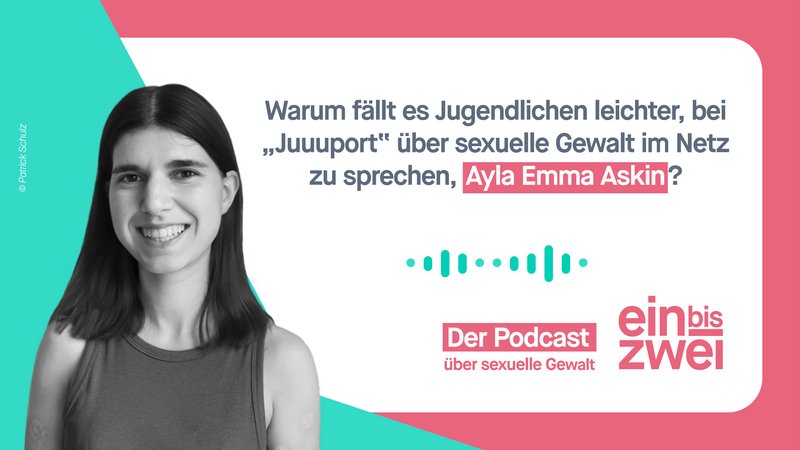 Eine junge Frau mit schwarzen Haaren und braunen Augen schaut lächelnd in die Kamera. Rechts daneben steht die Frage Warum fällt es Jugendlichen leichter, bei Juuuport über sexuelle Gewalt im Netz zu sprechen, Ayla Emma Askin?