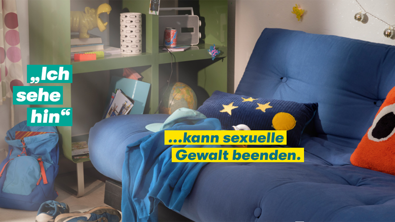 Ein Jugendzimmer mit Claim: "Ich sehe hin ... kann sexuelle Gewalt beenden."